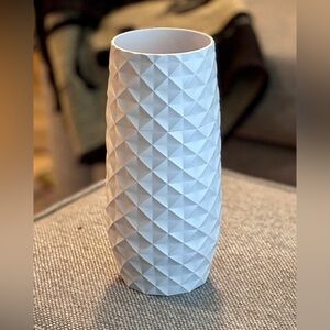 Amaranth twist-to-drain large 10” diamond pattern vase.